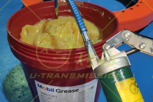 回轉(zhuǎn)驅(qū)動應(yīng)當(dāng)如何正確添加潤滑劑？