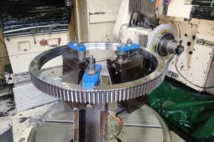 直齒式回轉(zhuǎn)驅(qū)動中齒輪設計需要考慮的因素